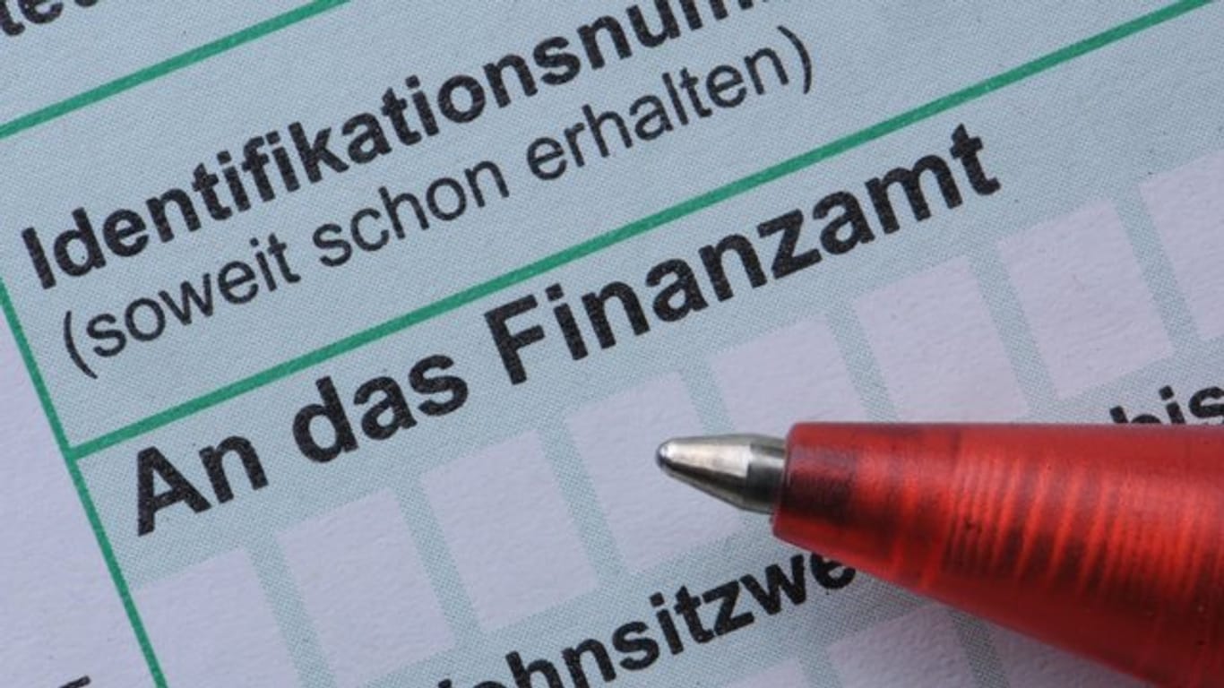 Die Menschen in Deutschland schultern im internationalen Vergleich weiter eine überdurchschnittliche hohe Steuer- und Abgabenlast.