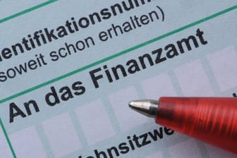 Die Menschen in Deutschland schultern im internationalen Vergleich weiter eine überdurchschnittliche hohe Steuer- und Abgabenlast.