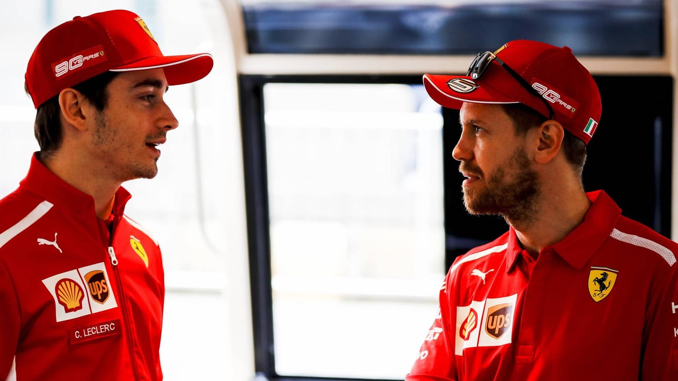 Sebastian Vettel (rechts) und sein Teamkollege Charles Leclerc.
