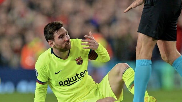 Lionel Messi bekam einen Schlag auf die Nase.