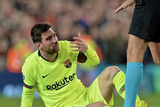 Lionel Messi bekam einen Schlag auf die Nase.