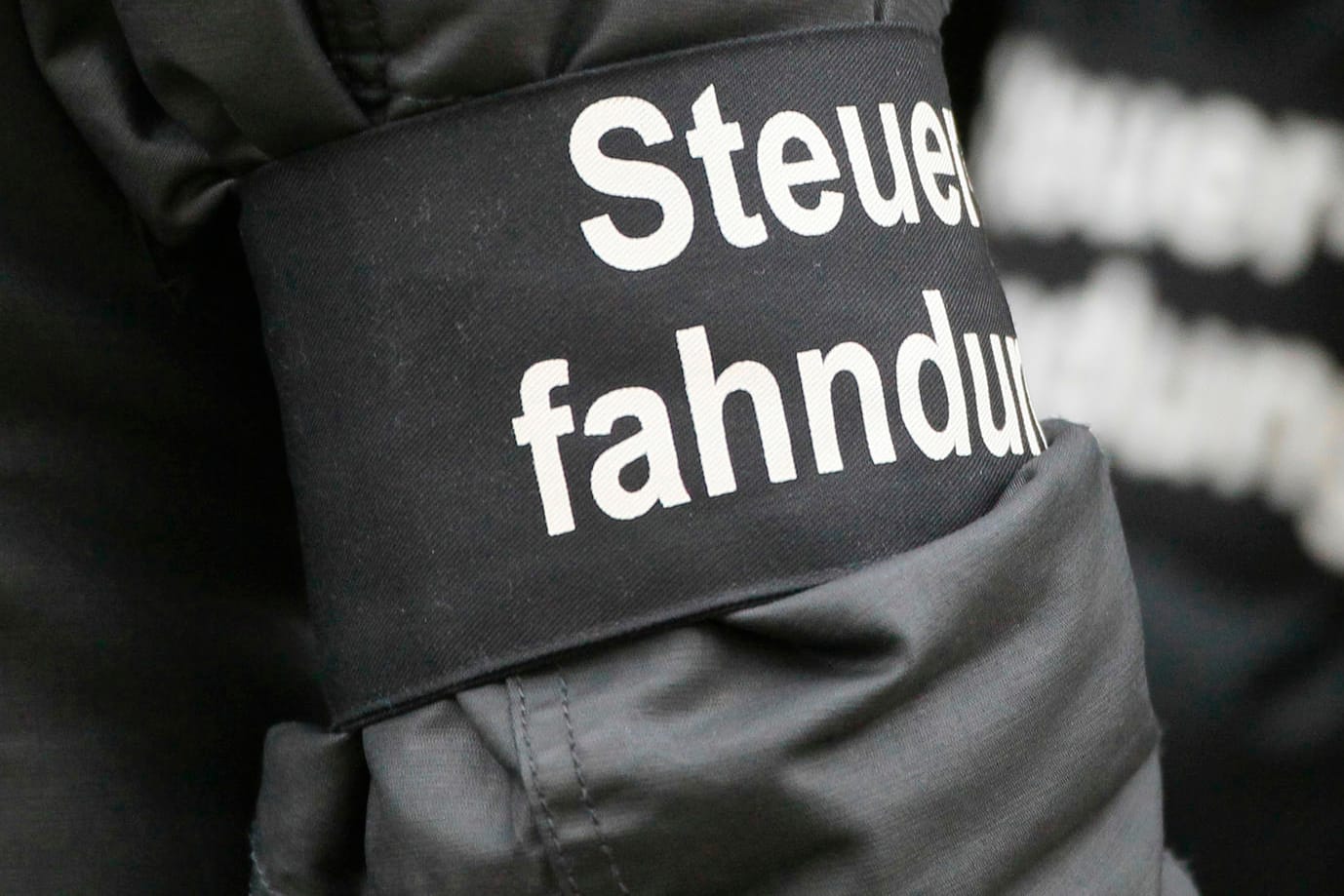 Steuerfahnder im Einsatz: Rund 170 Beamte der Steuerfahndungsbehörde beteiligten sich an der Razzia. (Archivbild)