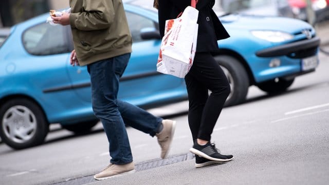 Fehlt der Gehweg, dürfen Fußgänger innerhalb geschlossener Ortschaften am rechten oder linken Straßenrand gehen. Fehlt der Gehweg, dürfen Fußgänger innerhalb geschlossener Ortschaften am rechten oder linken Straßenrand gehen.