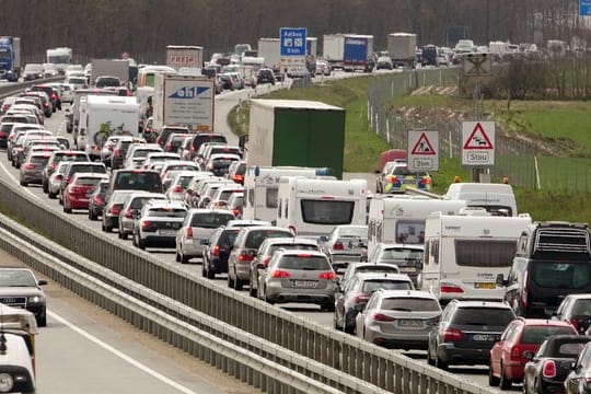 Stau: Zu Beginn der Osterferien müssen Autofahrer mit Staus rechnen. Mit der richtigen Planung können Hauptreisezeiten jedoch umgangen werden.