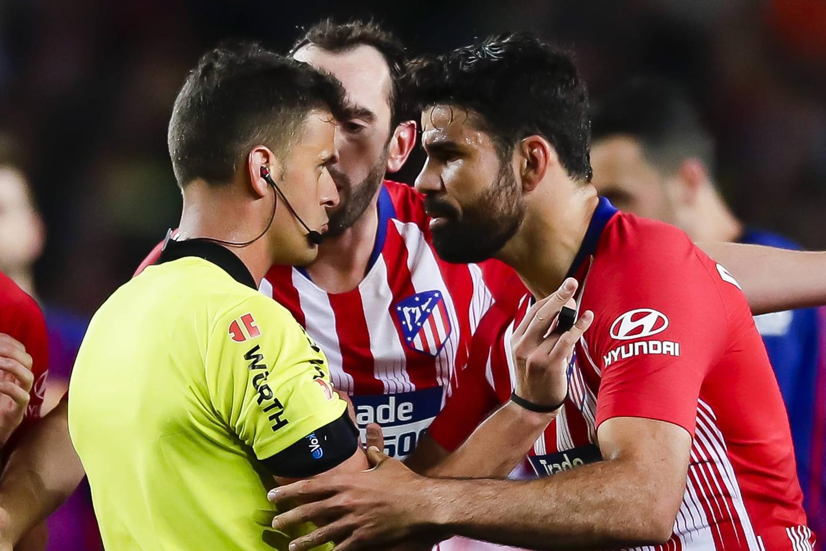Diego Costa (rechts) geht den Schiedsrichter an.