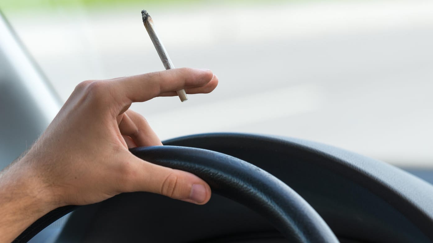 Joint am Steuer: Wenn Fahrer nach dem Konsum von Cannabis Auto fahren, resultiert oft eine Gefährdung des Straßenverkehrs daraus.