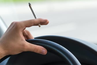 Joint am Steuer: Wenn Fahrer nach dem Konsum von Cannabis Auto fahren, resultiert oft eine Gefährdung des Straßenverkehrs daraus.