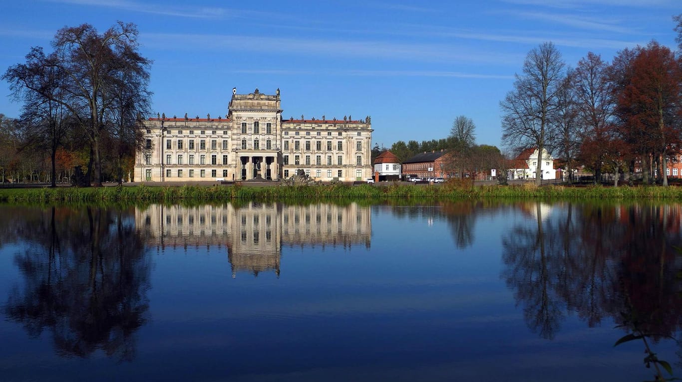 Der Teich im Schlosspark Ludwigslust: Der Polizist war zufällig in dem Park unterwegs, als er den Mann im Wasser entdeckte. (Archivbild)