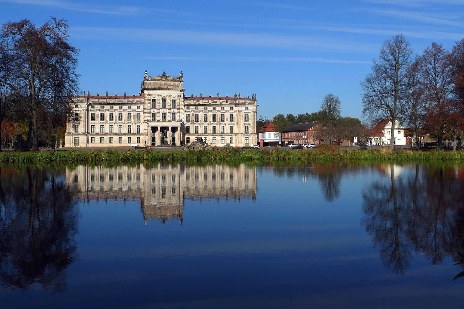 Der Teich im Schlosspark Ludwigslust: Der Polizist war zufällig in dem Park unterwegs, als er den Mann im Wasser entdeckte. (Archivbild)