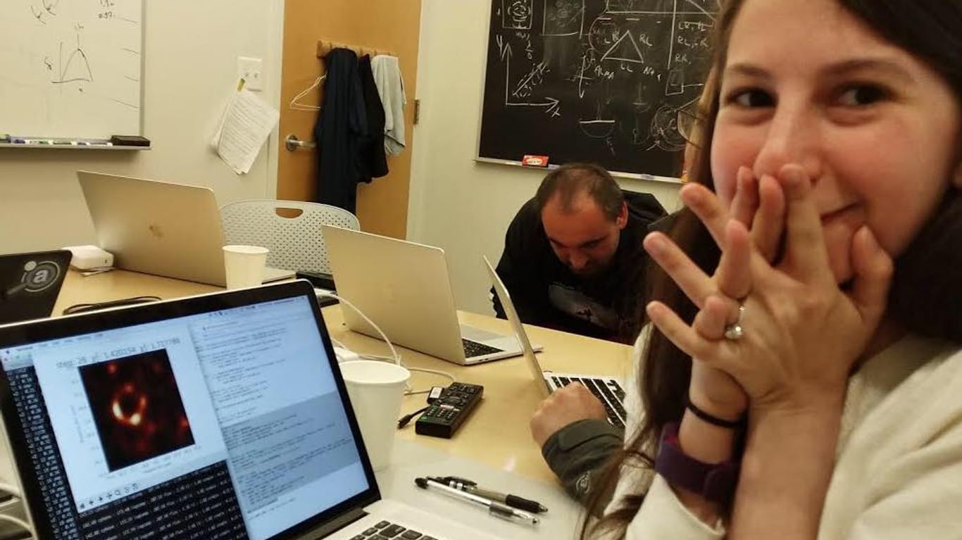 Das Loch, das ihr Leben verändert: Katie Bouman, als sich auf ihrem Rechner das Bild aufgebaut hatte, das weltweit Schlagzeilen macht.
