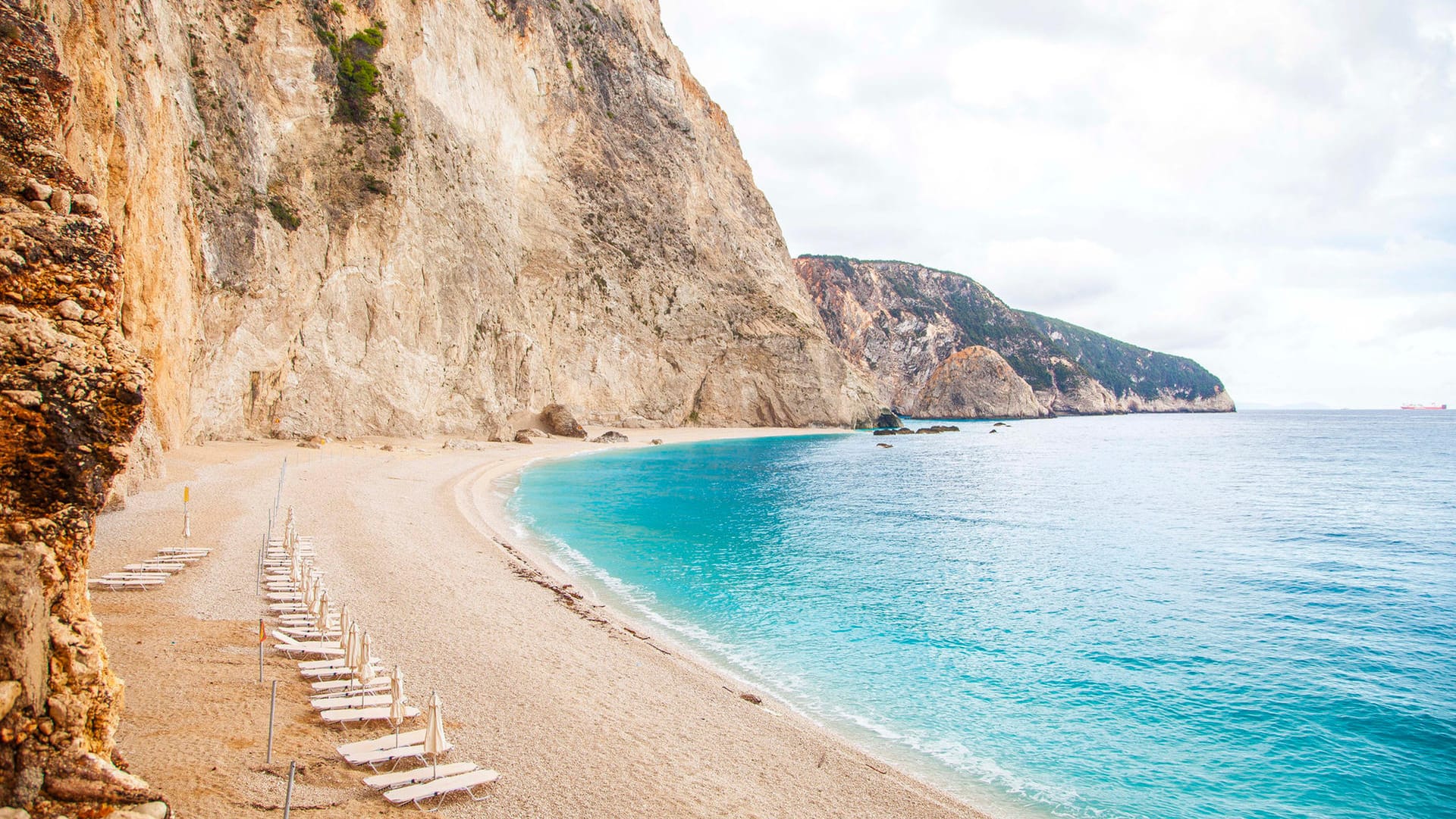 Strand Porto Katsiki auf Lefkada: Die Bucht im Westen Griechenlands ist gesäumt von steilen, weißen Felsen und mediterraner Flora und Fauna.