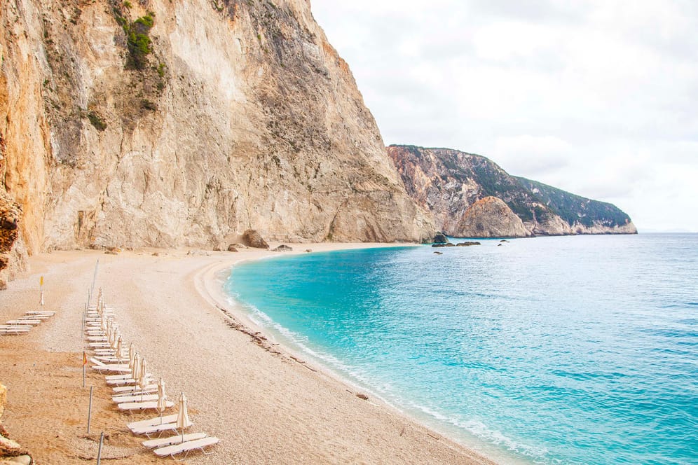 Strand Porto Katsiki auf Lefkada: Die Bucht im Westen Griechenlands ist gesäumt von steilen, weißen Felsen und mediterraner Flora und Fauna.