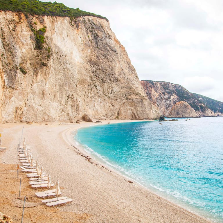 Strand Porto Katsiki auf Lefkada: Die Bucht im Westen Griechenlands ist gesäumt von steilen, weißen Felsen und mediterraner Flora und Fauna.