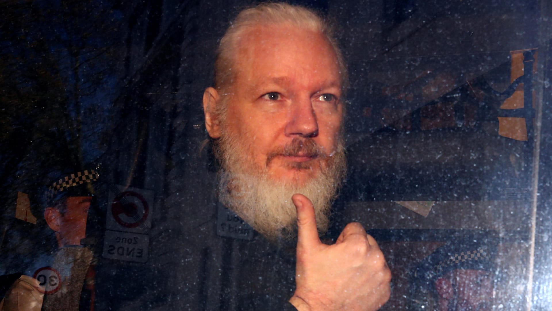 Wikileaks-Mitgründer Julian Assange nach seiner Festnahme in London.