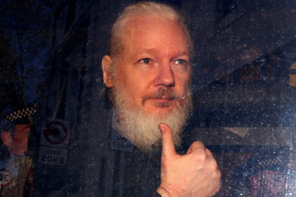 Wikileaks-Mitgründer Julian Assange nach seiner Festnahme in London.