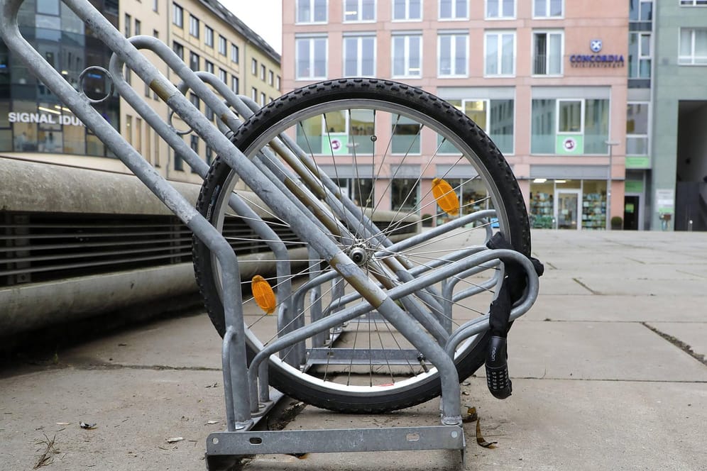 Nur noch ein Rad ist übrig: Mehr als 260.000 Fahrräder wurden im Jahr 2020 in Deutschland gestohlen.