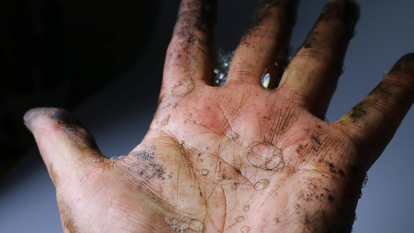 Schmutzige Hand: Regelmäßiges Händewaschen ist nicht nur dann notwendig, wenn die Finger sichtbar dreckig sind.