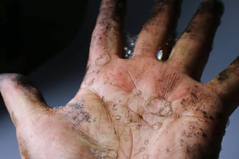 Schmutzige Hand: Regelmäßiges Händewaschen ist nicht nur dann notwendig, wenn die Finger sichtbar dreckig sind.