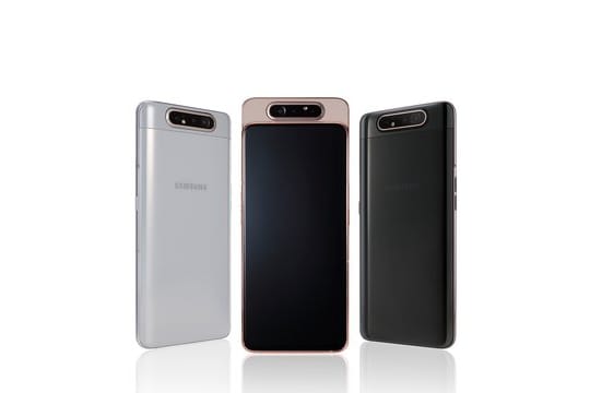 Für Selfies fährt beim Samsung A80 der obere Teil der Gehäuserückseite ein Stück weit heraus, und die Kameraeinheit dreht sich um 180 Grad - hier beim Gerät in der Mitte zu sehen.