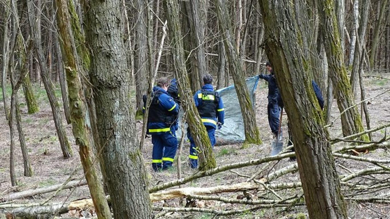 Kräfte des Technischen Hilfswerks (THW) und der Polizei suchen nahe des Herzberger Sees weiter nach der verschwundenen Rebecca.
