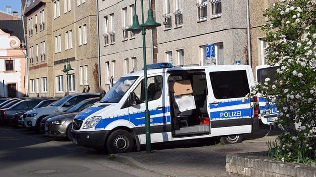 Wegen des Verdachts der Bildung einer kriminellen Vereinigung im Raum Cottbus fand eine Razzia gegen Personen der Hooligan-, Kampfsport- und rechtsextremistischen Szene statt. Wegen des Verdachts der Bildung einer kriminellen Vereinigung im Raum Cottbus fand eine Razzia gegen Personen der Hooligan-, Kampfsport- und rechtsextremistischen Szene statt.
