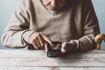 Älterer Herr zählt Münzen: Forscher untersuchen die erworbenen Rentenpunkte und die Lebenserwartung älterer Männer.