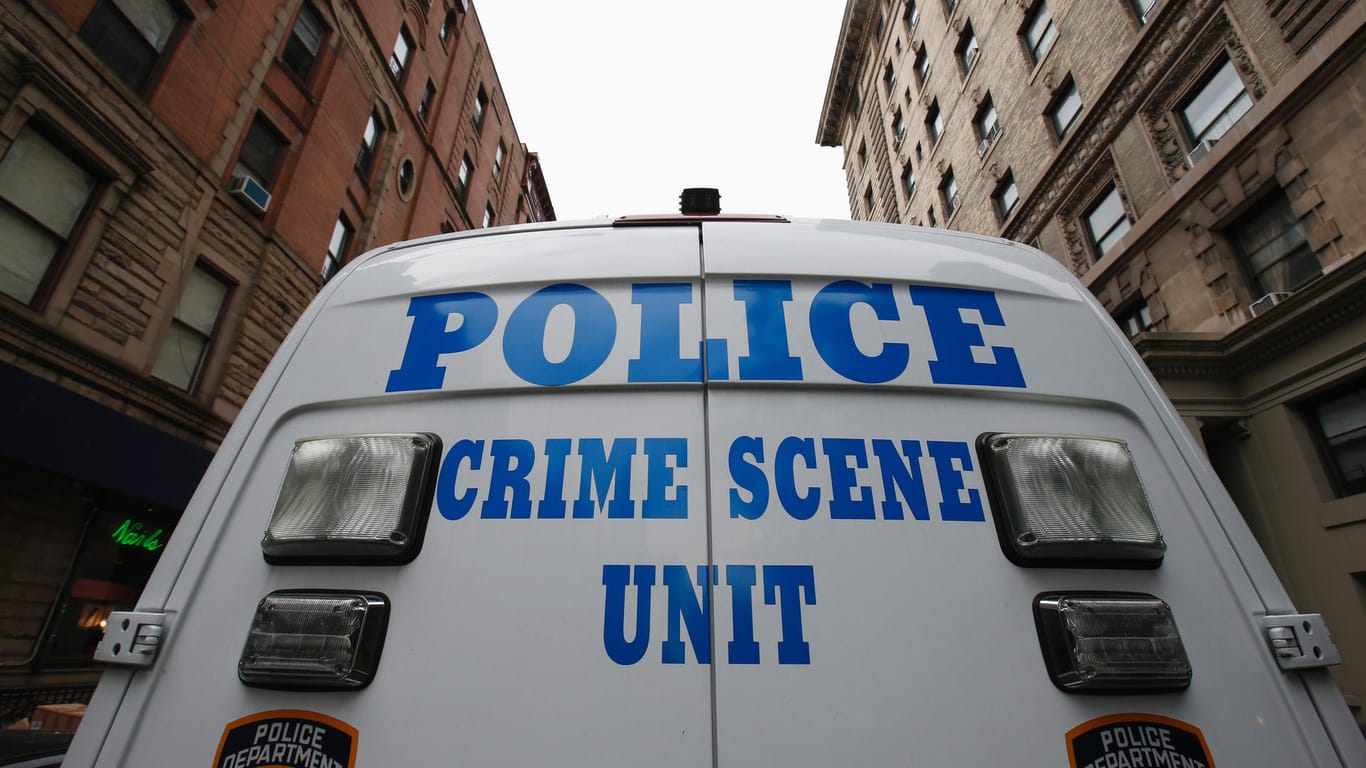 Ein Einsatzfahrzeug der New Yorker Polizei: Dank technischer Fortschritte kam die Polizei dem mutmaßlichen Mörder nun auf die Spur. (Symbolbild)