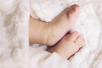 Babyfüße: In Griechenland hat eine Mutter ein Kind bekommen, obwohl sie unfruchtbar ist.