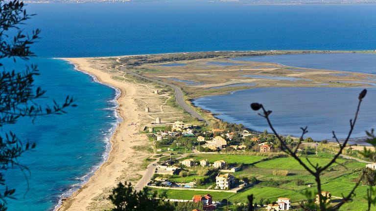 Ai Giannis Strand auf Lefkada: Der Strand ist ein Geheimtipp für Kite- und Windsurfer.