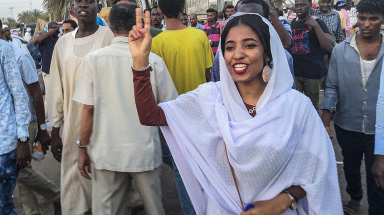 Salah gibt vor allem vielen Frauen im Sudan Hoffnung, dass die Unterdrückung durch das Regime abnimmt.