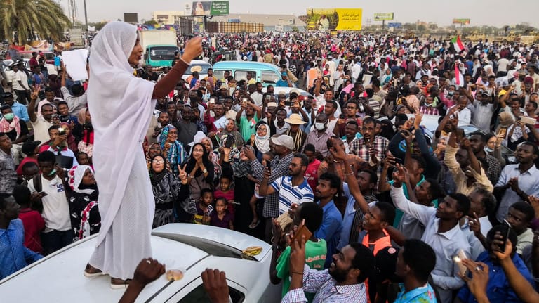 Alaa Salah singt auf einem Protest gegen Präsident Omar al-Bashir.