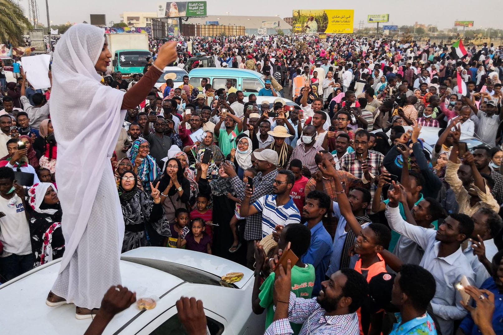 Alaa Salah singt auf einem Protest gegen Präsident Omar al-Bashir.