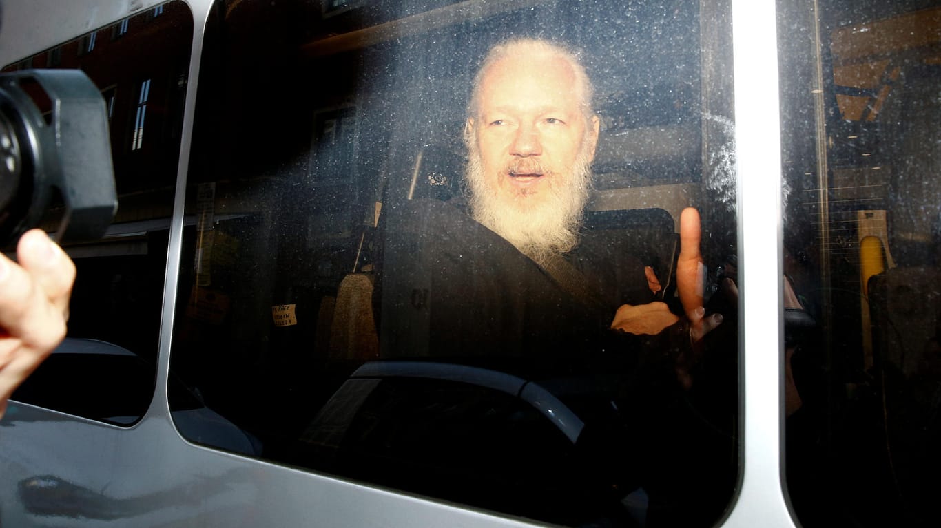 Julian Assange nach seiner Festnahme: Der Wikileaks-Gründer ist aus der Botschaft Ecuadors in London gebracht worden.