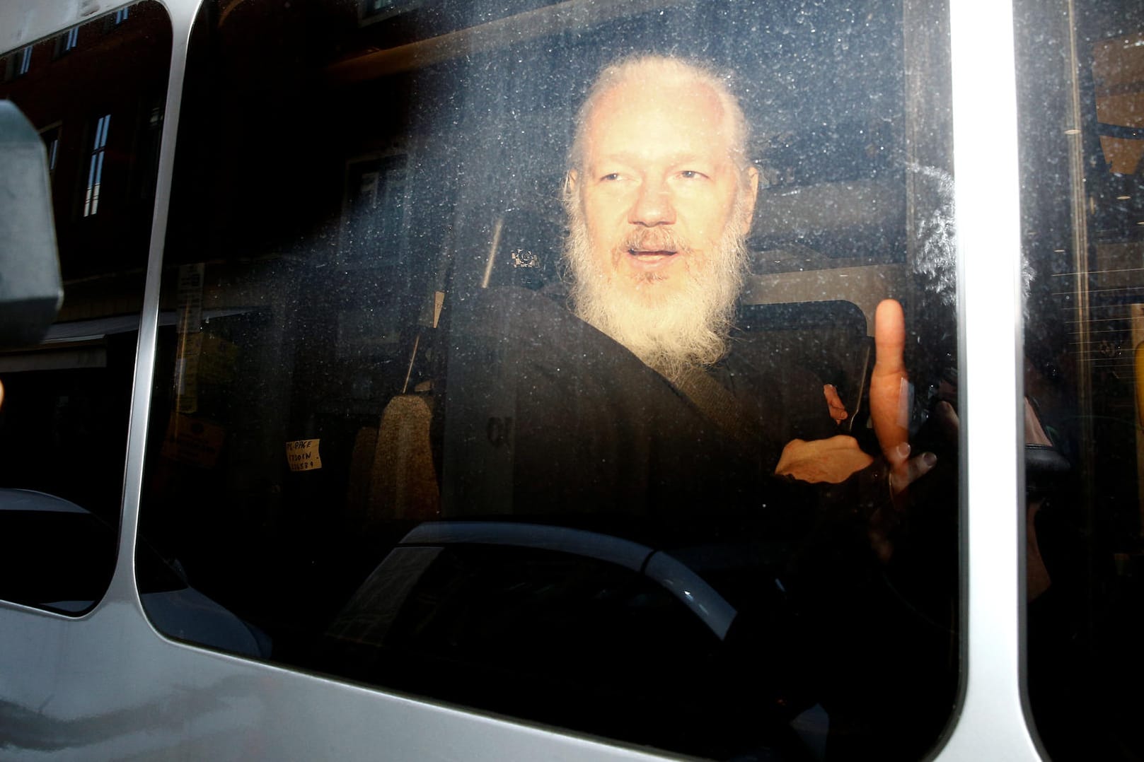 Julian Assange nach seiner Festnahme: Der Wikileaks-Gründer ist aus der Botschaft Ecuadors in London gebracht worden.
