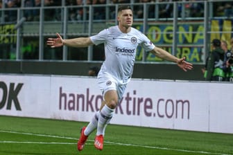 Luka Jovic feiert seinen Europa-League-Treffer gegen Inter Mailand.