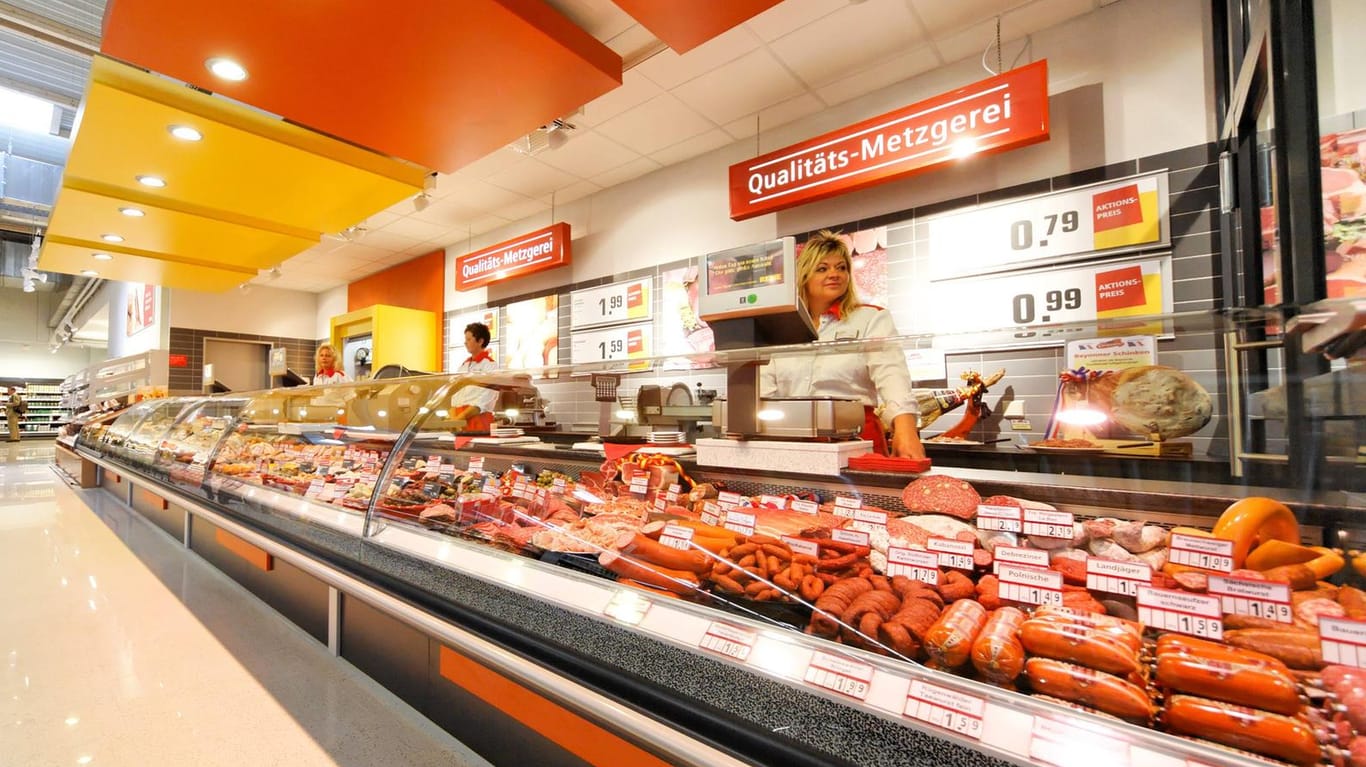 Fleischtheke im Supermarkt: Eine Frau drängelte sich vor – mit fatalen Folgen. (Symbolbild)