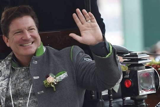 Fan vom Volksfest: Francis Fulton-Smith fährt beim Einzug der Festwirte zum Oktoberfest 2018 auf einem Wagen mit (Archivbild).