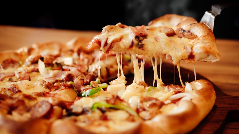Frische Pizza aufgetischt: Wie viel Zucker, Fett oder Salz steckt in dem Essen? Darüber sollen Nährwertangaben aufklären.