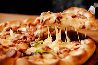 Frische Pizza aufgetischt: Wie viel Zucker, Fett oder Salz steckt in dem Essen? Darüber sollen Nährwertangaben aufklären.