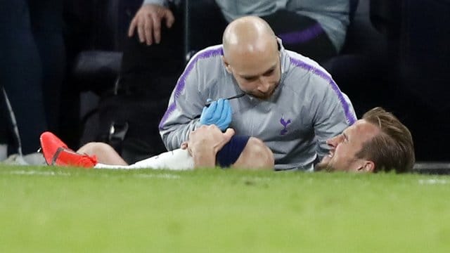 Tottenhams Harry Kane wird abseits des Rasens behandelt.