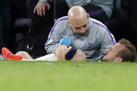 Tottenhams Harry Kane wird abseits des Rasens behandelt.