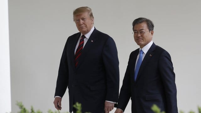 US-Präsident Donald Trump empfängt seinen südkoreanischen Amtskollegen Moon Jae In (r) im Weißen Haus. US-Präsident Donald Trump empfängt seinen südkoreanischen Amtskollegen Moon Jae In (r) im Weißen Haus.