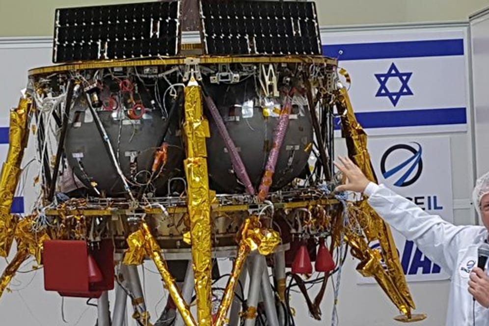 Israels Raumsonde "Beresheet" mit der Mondlandefähre bei ihrer Vorstellung im Juli vergangenen Jahres in Tel Aviv.