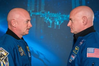 Mark (l) und Scott Kelly sind das bislang einzige eineiige Astronauten-Zwillingspaar.