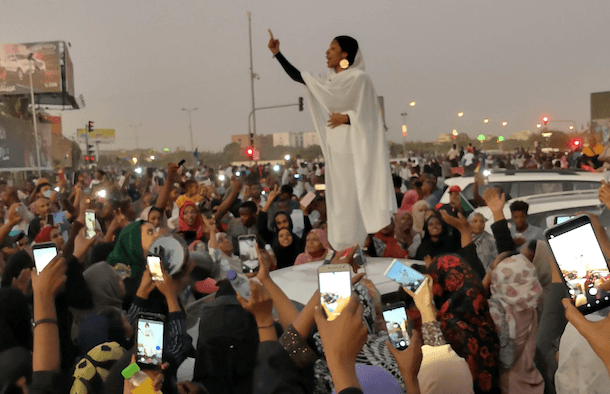 Alaa Salah steht am 8. April in der sudanesischen Hauptstadt Khartum auf einem Auto