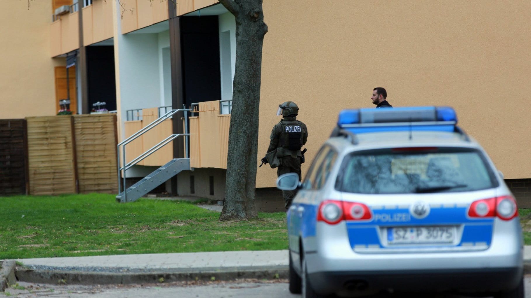 Polizei stürmt Wohnung in Salzgitter: In der Wohnung sei ein Mann verletzt gefunden worden, sagte ein Polizeisprecher.