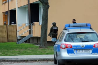 Polizei stürmt Wohnung in Salzgitter: In der Wohnung sei ein Mann verletzt gefunden worden, sagte ein Polizeisprecher.
