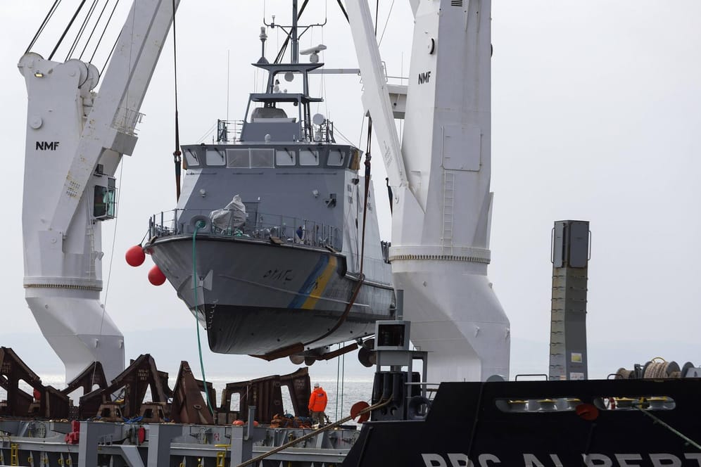 Deutschlands Rüstungsexporte: Zwei Patrouillenbooten für die Küstenwache Saudi-Arabiens werden auf der Insel Rügen verladen.