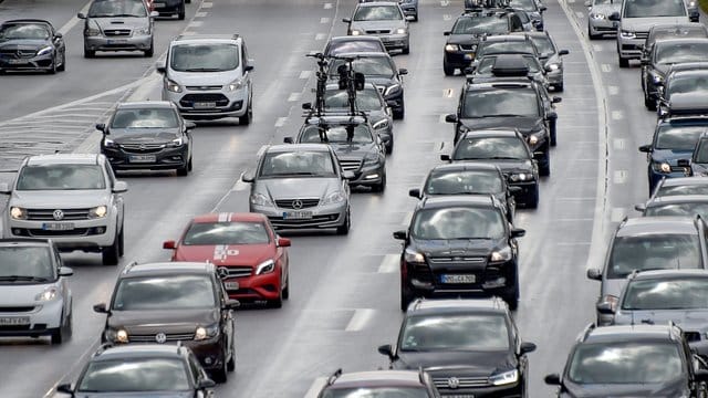 NRW startet in die Sommerferiern (Symbolfoto): Auf mehreren Straßen im Westen wird es wohl eng.