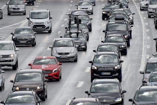 NRW startet in die Sommerferiern (Symbolfoto): Auf mehreren Straßen im Westen wird es wohl eng.
